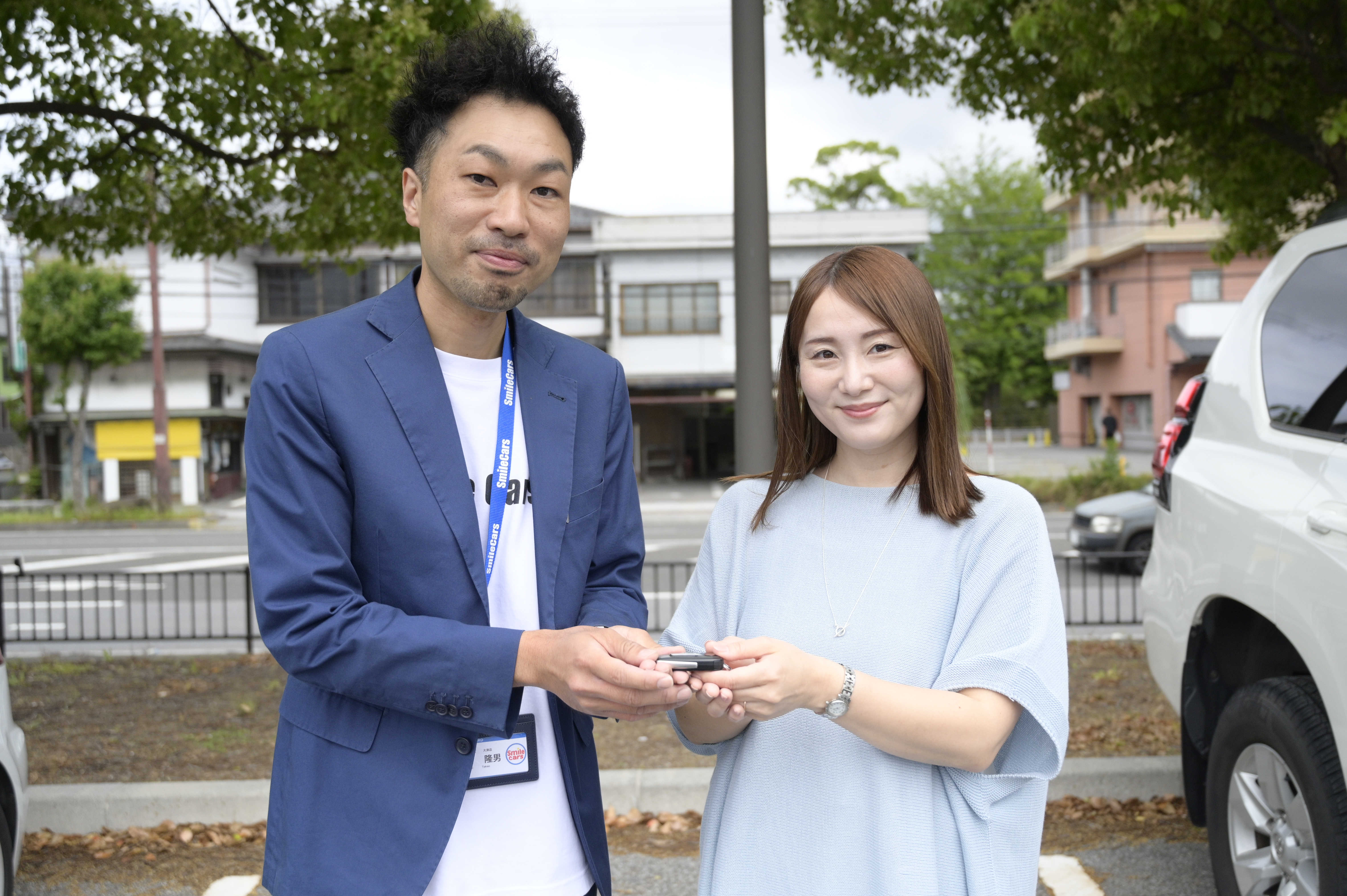 契約書類を確認するイメージ