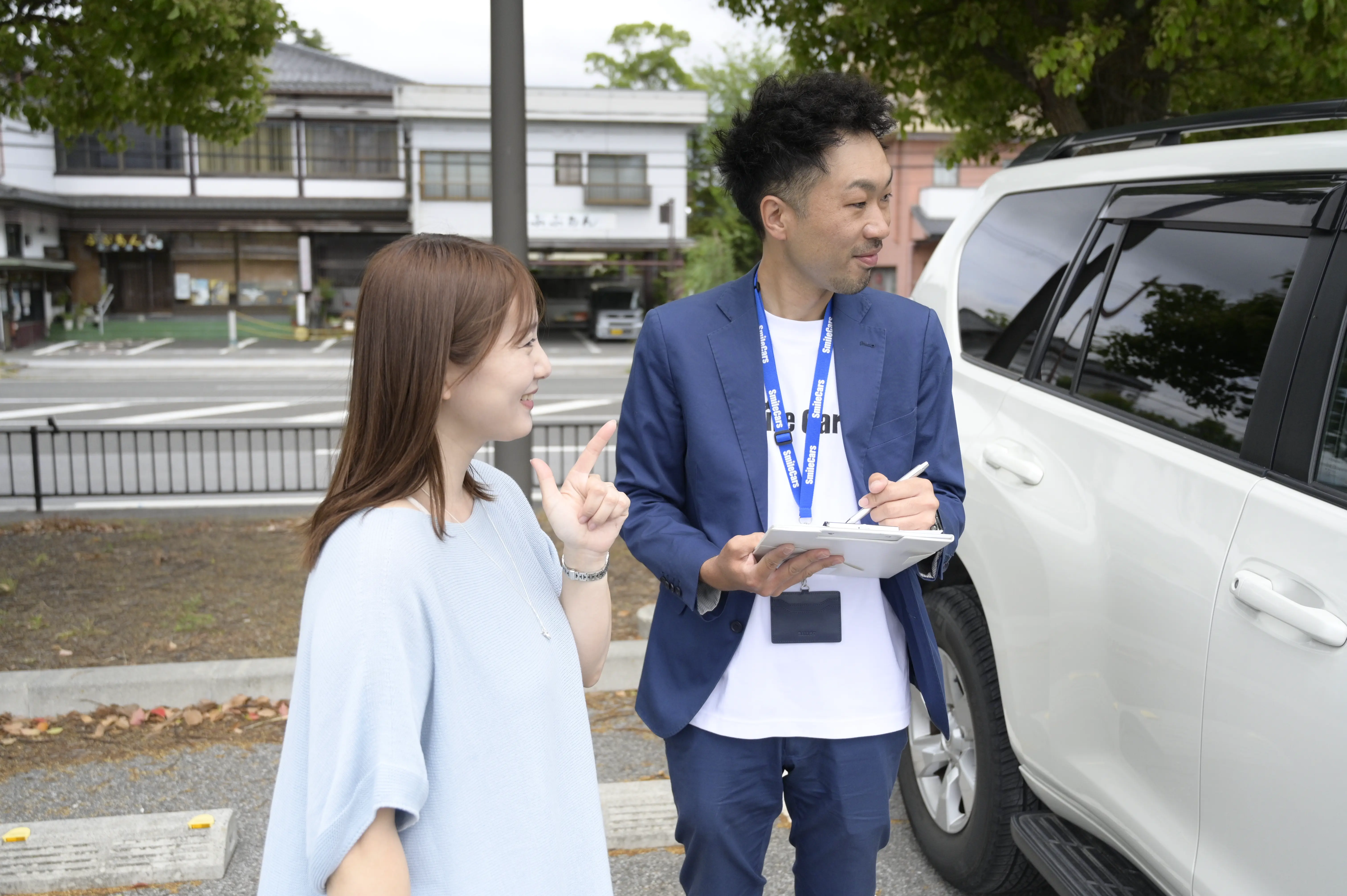 代表が車の横でお客様と話している写真