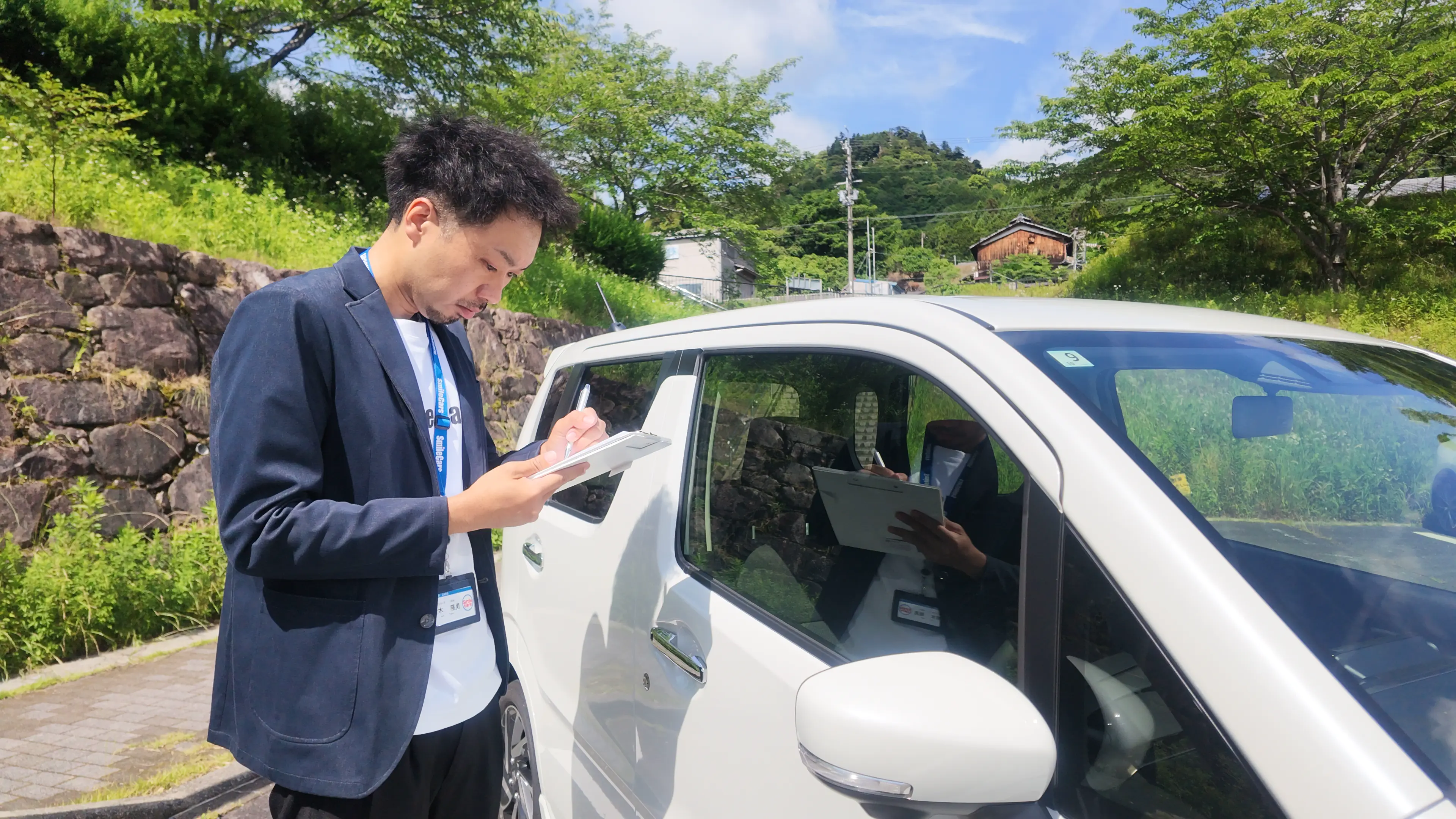 自宅前で車を査定している風景